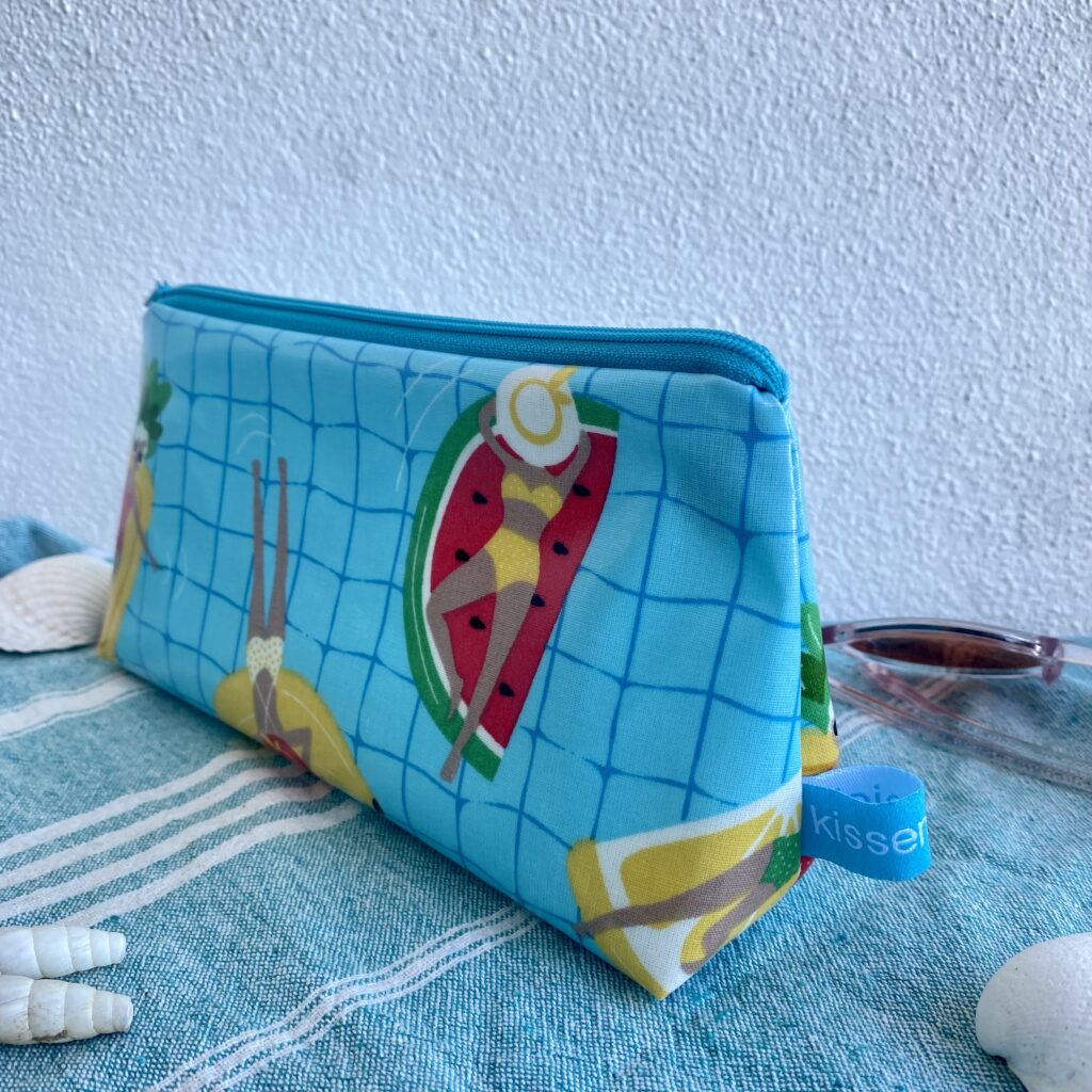 Kosmetiktasche/ Wetbag mittelgroß mit schwimmenden Pool Ladies auf Obst-Luftmatratzen, wasserabweisend, seitlich schräg
