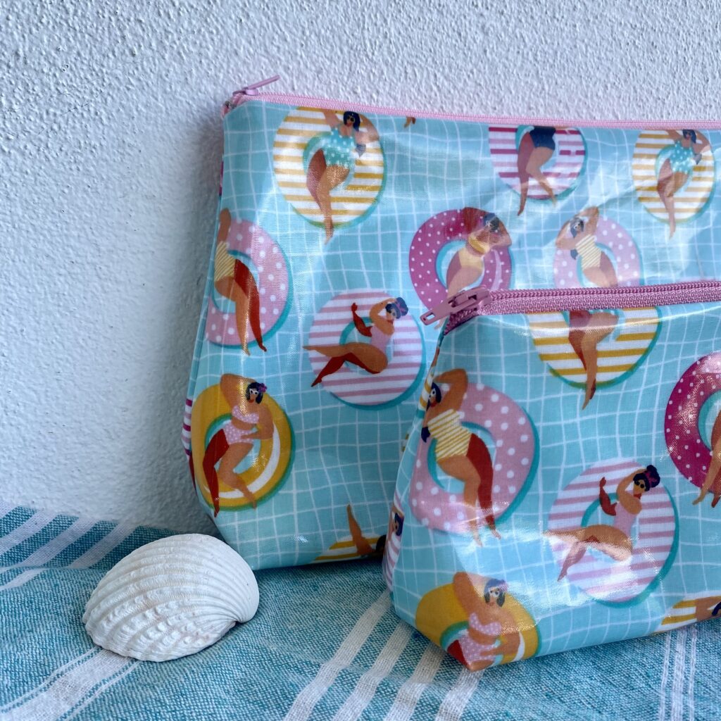 Wetbag/ Kosmetiktasche aus beschichteter Baumwolle, wasserabweisend, mit Damen auf Schwimmreifen im Pool – Bild 10