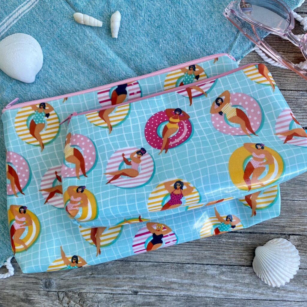 Wetbag/ Kosmetiktasche, wasserabweisend, mit Damen auf Schwimmreifen im Pool, schräg vorne mittlere Größe, hinten groß