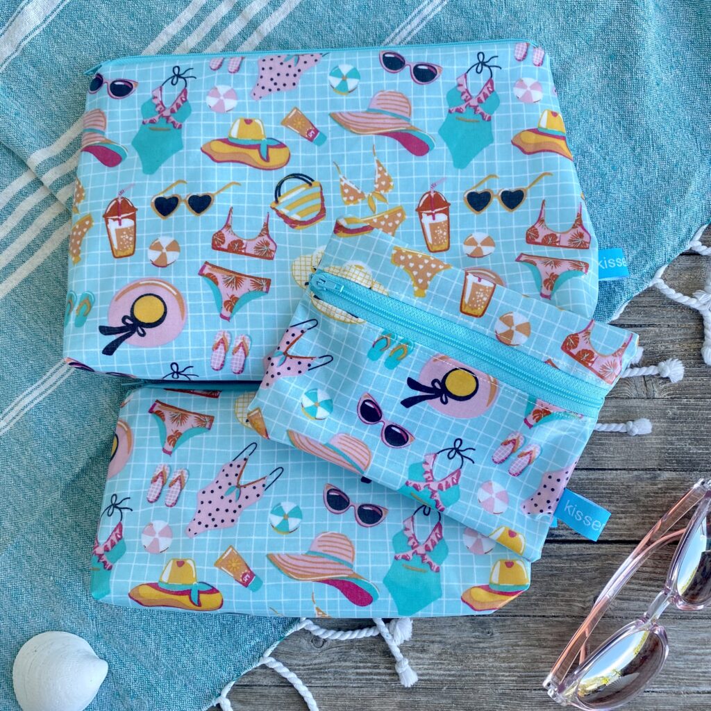 Wetbag/ Kosmetiktasche aus beschichteter Baumwolle, wasserabweisend,Motiv: Badekleidung, Strandzubehör, oben große Tasche, unten mittlere und Mini Wetbag