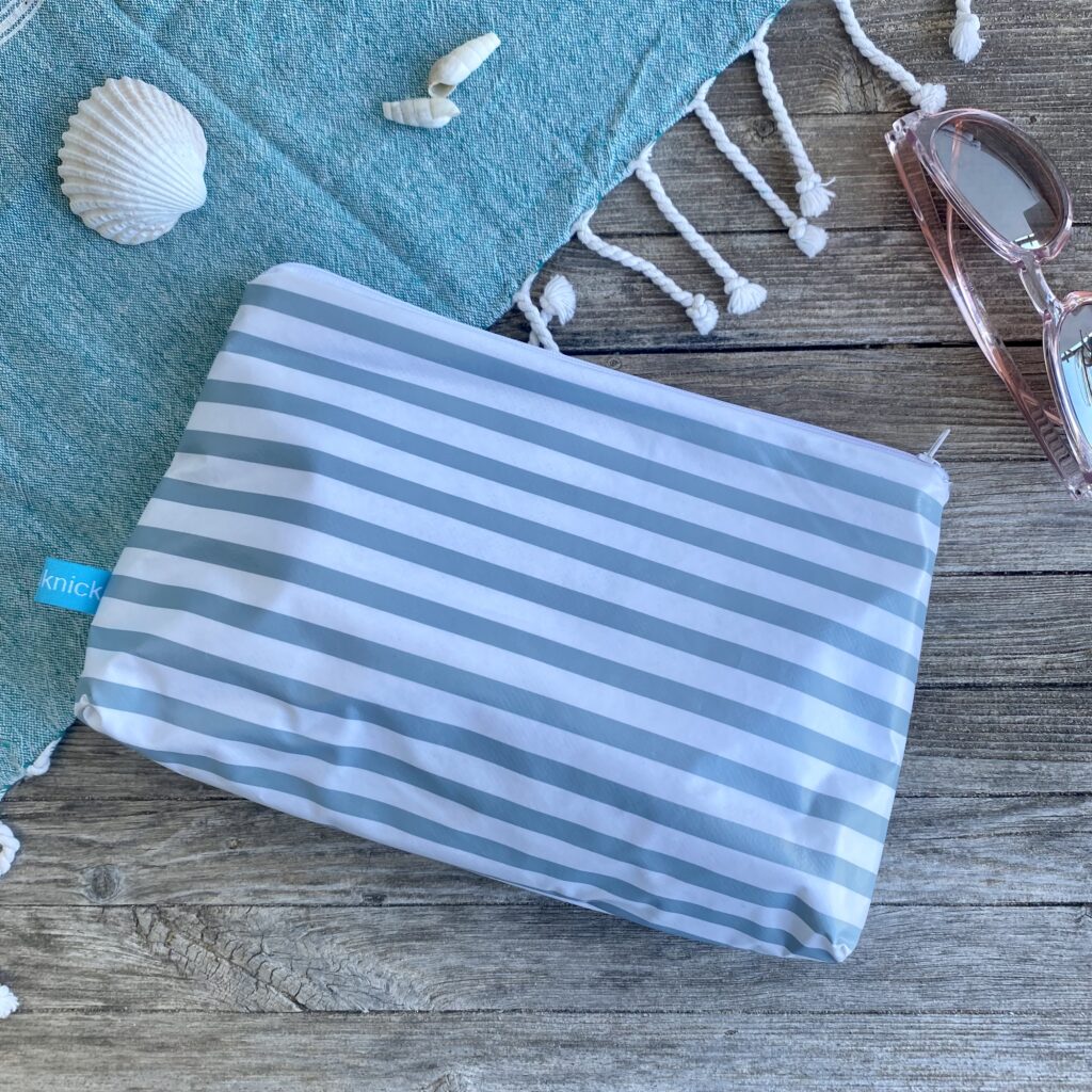 gestreiftes Wetbag, Schwimmtasche, Kulturbeutel für Strand, Schwimmbad und zuhause, hellblau-weiss gestreift
