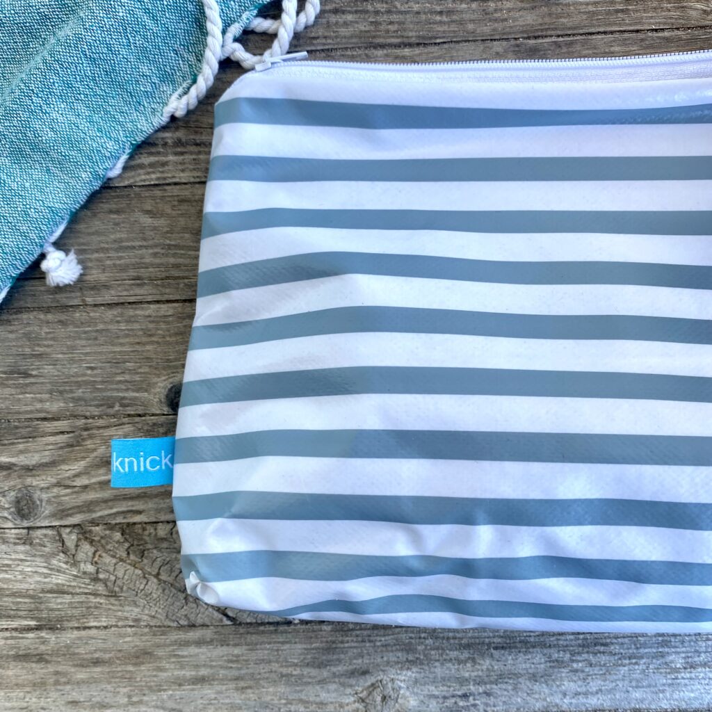 gestreiftes Wetbag, Schwimmtasche, Kulturbeutel für Strand, Schwimmbad und zuhause, hellblau-weiss gestreift
