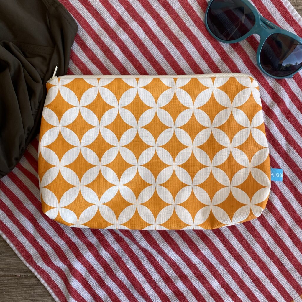 Kulturbeutel/ Kosmetiktasche Retro Muster Orange-weiß für Sommer, Sonne, Strand, unterwegs und Zuhause. Vielseitig einsetzbar. Abwaschbar. 100 % Wachstuch