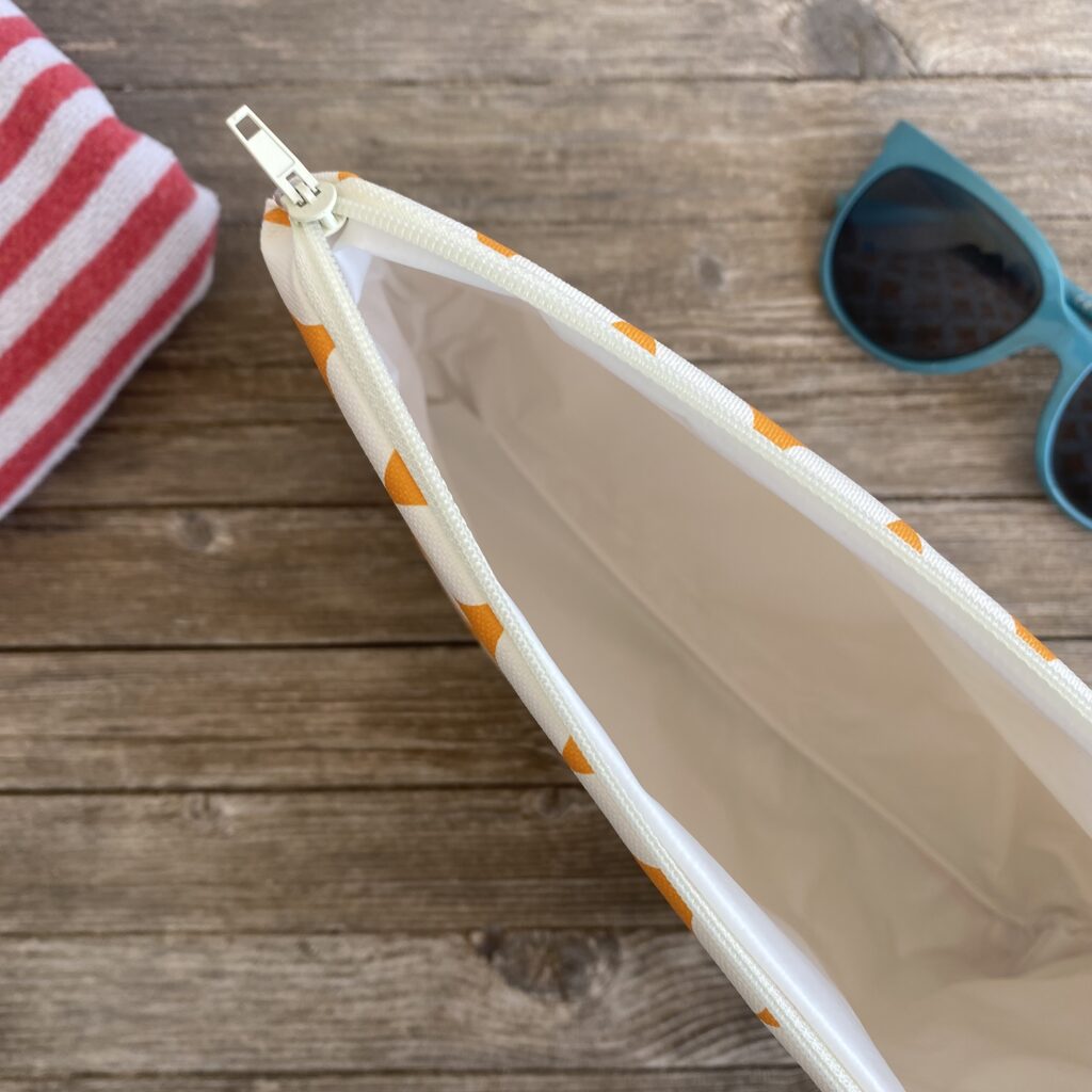 Kulturbeutel/ Kosmetiktasche Retro Muster Orange-weiß für Sommer, Sonne, Strand, unterwegs und Zuhause. Vielseitig einsetzbar. Abwaschbar. 100 % Wachstuch
