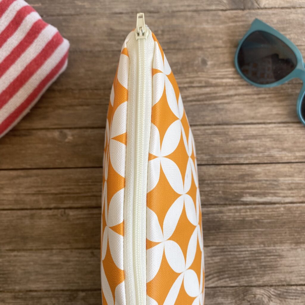 Kulturbeutel/ Kosmetiktasche Retro Muster Orange-weiß für Sommer, Sonne, Strand, unterwegs und Zuhause. Vielseitig einsetzbar. Abwaschbar. 100 % Wachstuch
