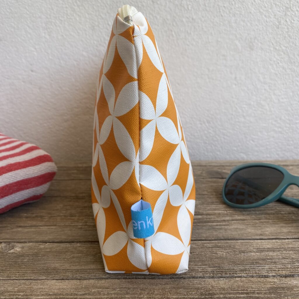 Kulturbeutel/ Kosmetiktasche Retro Muster Orange-weiß für Sommer, Sonne, Strand, unterwegs und Zuhause. Vielseitig einsetzbar. Abwaschbar. 100 % Wachstuch