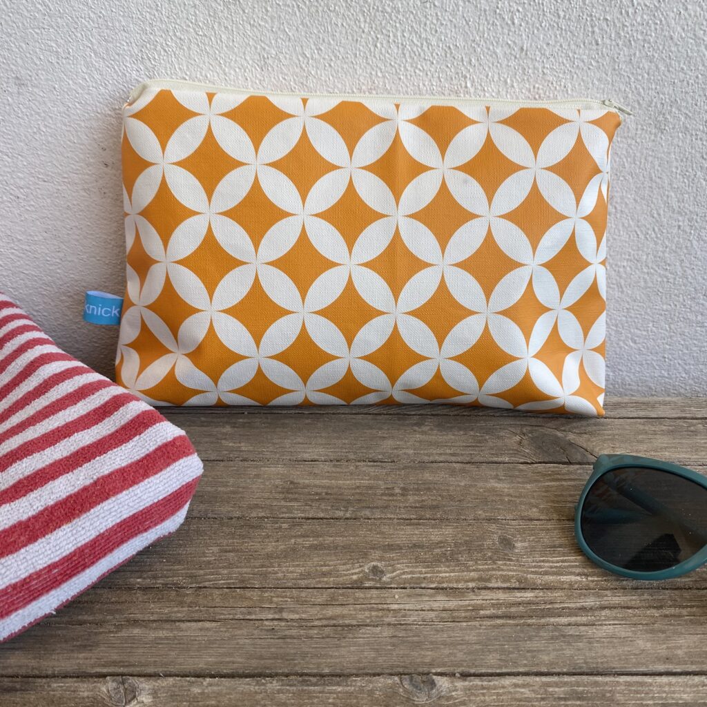 Kulturbeutel/ Kosmetiktasche Retro Muster Orange-weiß für Sommer, Sonne, Strand, unterwegs und Zuhause. Vielseitig einsetzbar. Abwaschbar. 100 % Wachstuch