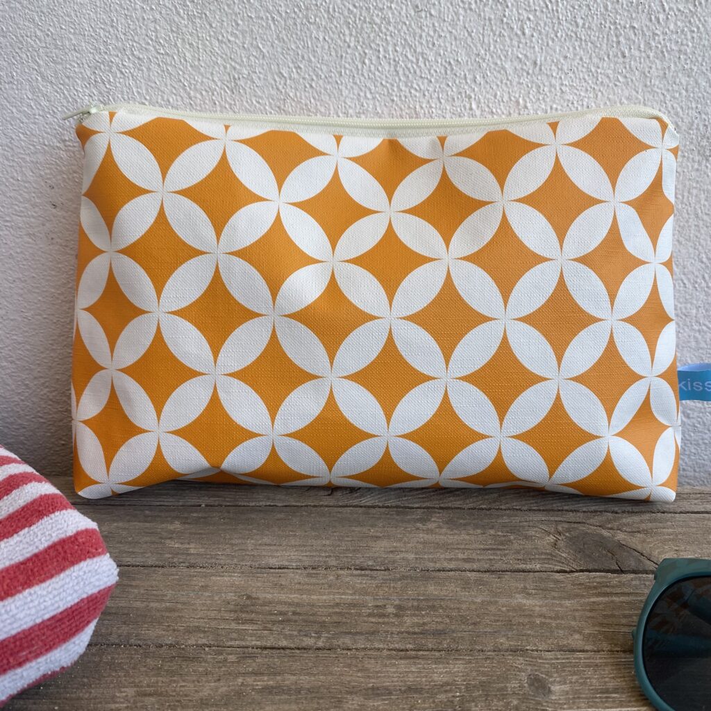 Kulturbeutel/ Kosmetiktasche Retro Muster Orange-weiß für Sommer, Sonne, Strand, unterwegs und Zuhause. Vielseitig einsetzbar. Abwaschbar. 100 % Wachstuch