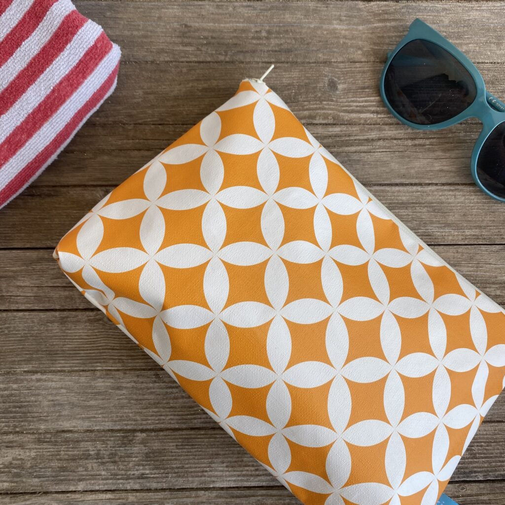 Kulturbeutel/ Kosmetiktasche Retro Muster Orange-weiß für Sommer, Sonne, Strand, unterwegs und Zuhause. Vielseitig einsetzbar. Abwaschbar. 100 % Wachstuch