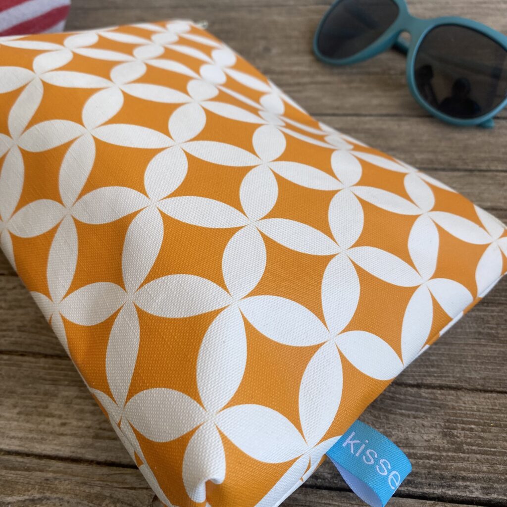 Kulturbeutel/ Kosmetiktasche Retro Muster Orange-weiß für Sommer, Sonne, Strand, unterwegs und Zuhause. Vielseitig einsetzbar. Abwaschbar. 100 % Wachstuch