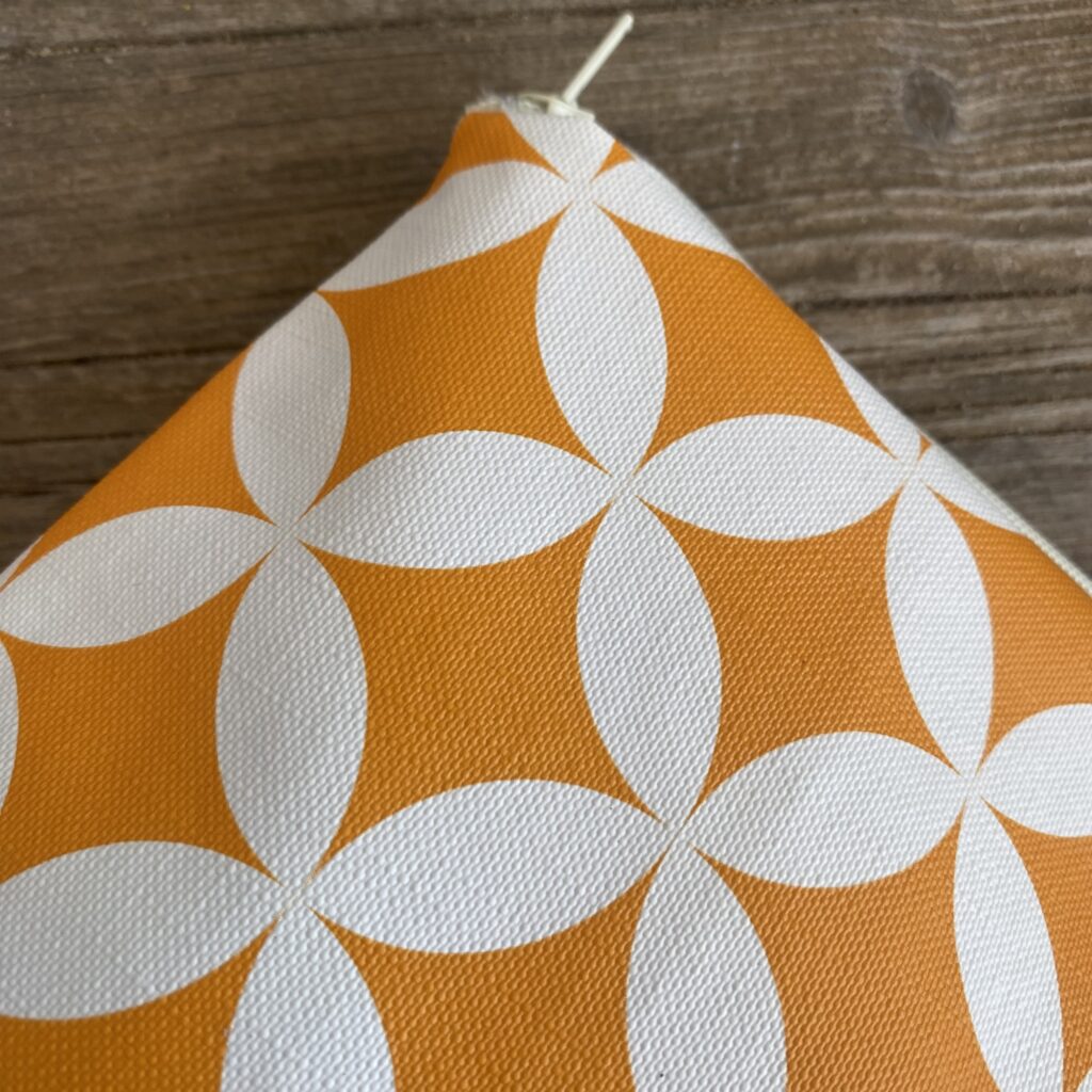 Kulturbeutel/ Kosmetiktasche Retro Muster Orange-weiß für Sommer, Sonne, Strand, unterwegs und Zuhause. Vielseitig einsetzbar. Abwaschbar. 100 % Wachstuch
