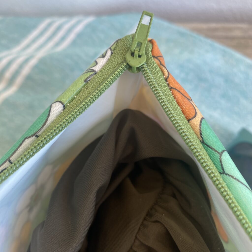 Wetbag/ Kosmetiktasche/ Kulturbeutel, Schwimmtasche im Floralen Retro Muster, grün, gelb