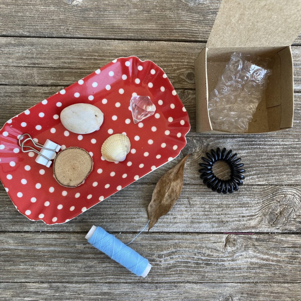 Verschiedene Gegenstände zum Fühlen