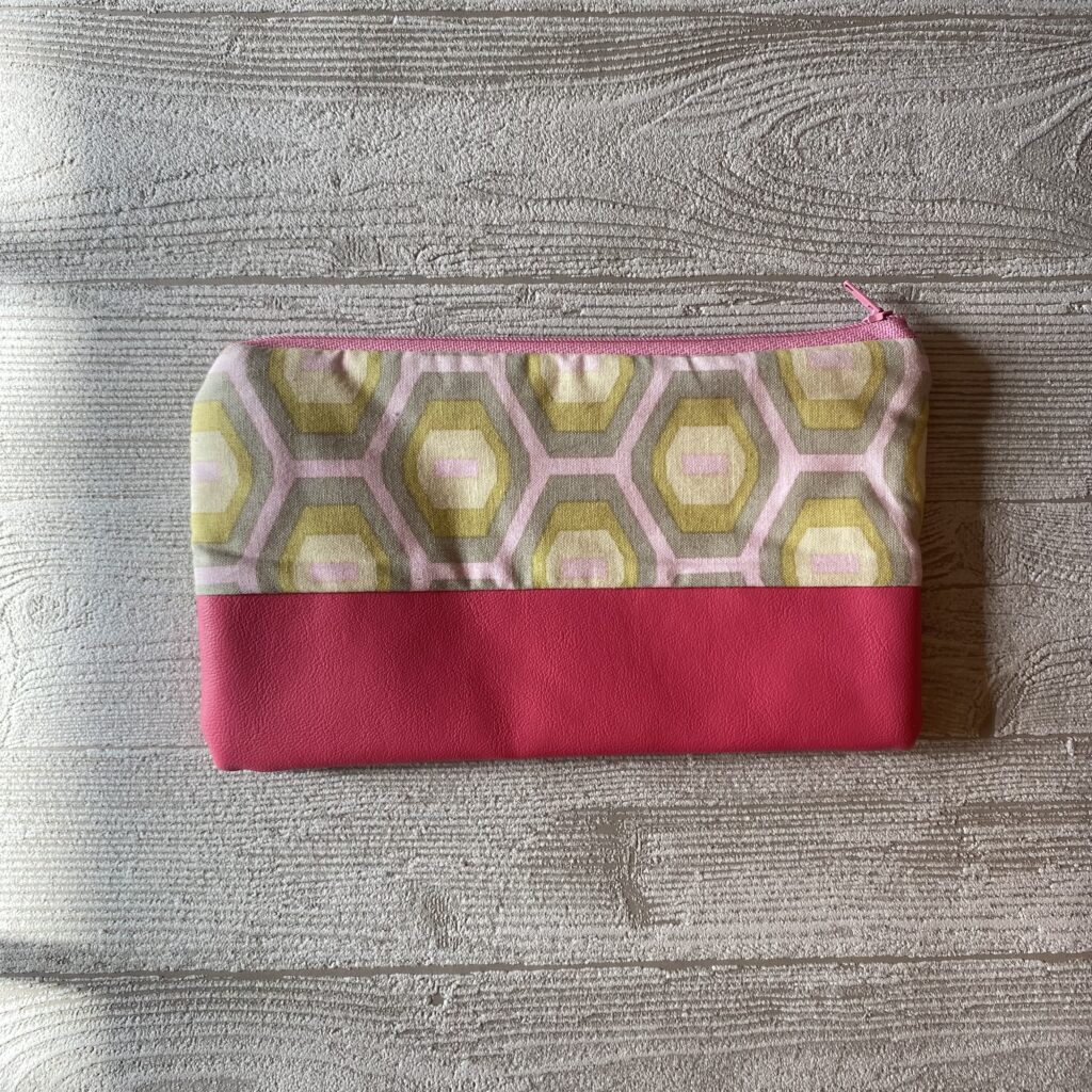 Zweifarbiges Mäppchen - für Stifte, Kosmetik in pink mit geometrischem Muster/ Kunstleder