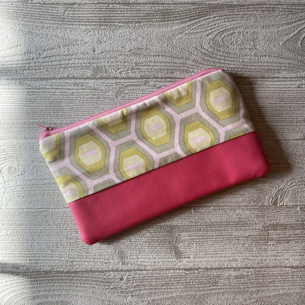Zweifarbiges Mäppchen - für Stifte, Kosmetik in pink mit geometrischem Muster/ Kunstleder