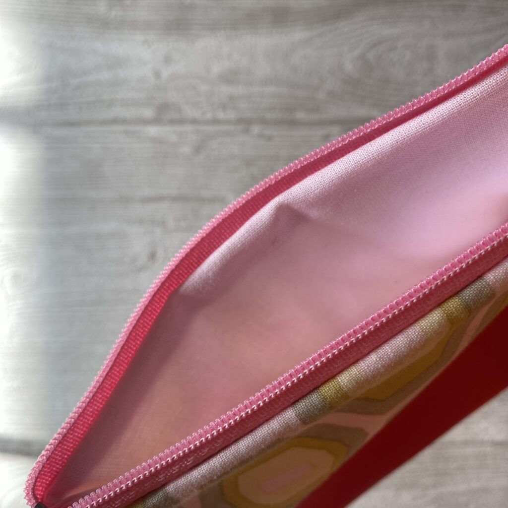 Zweifarbiges Mäppchen - für Stifte, Kosmetik in pink mit geometrischem Muster/ Kunstleder