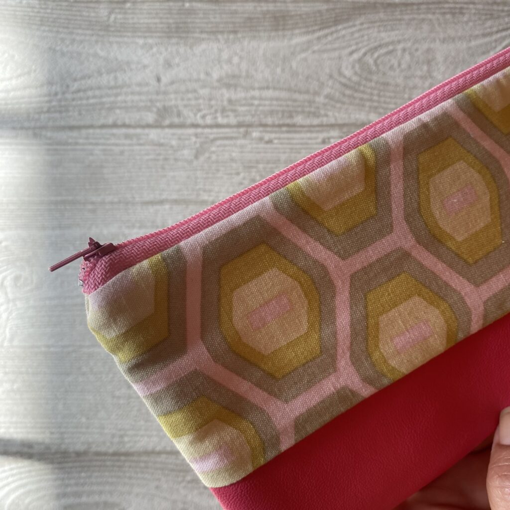 Zweifarbiges Mäppchen - für Stifte, Kosmetik in pink mit geometrischem Muster/ Kunstleder