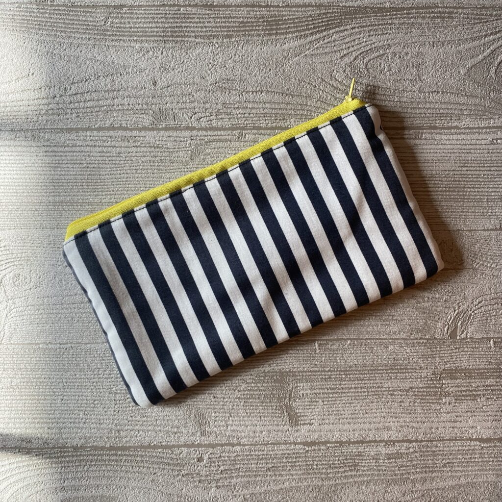 Gestreiftes Stiftmäppchen, schwarz-weiss mit Neon Reissverschluss