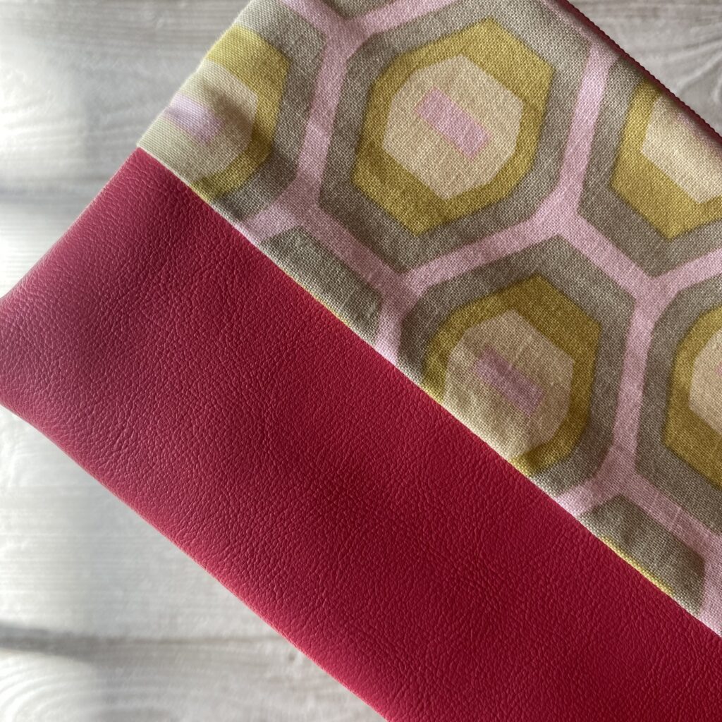 Zweifarbiges Mäppchen - für Stifte, Kosmetik in pink mit geometrischem Muster/ Kunstleder