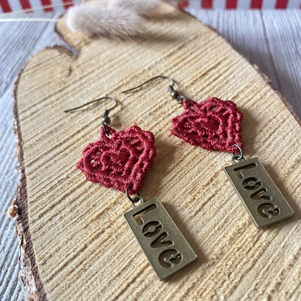 Gestickte Ohrringe/ Spitzenohrringe rotes Herz, Anhänger LOVE