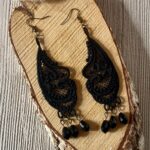 lange Spitzenohrringe in schwarz - Ornament mit schwarzen Glasperlen