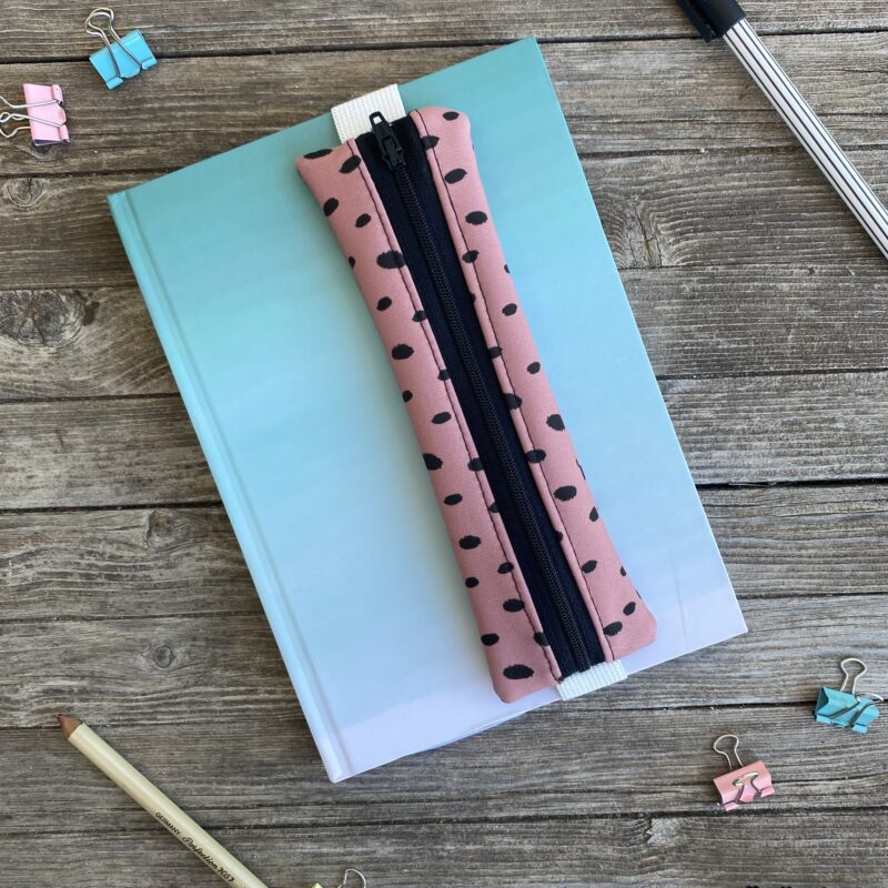 Lesezeichen Stifthalter, Mäppchen für Notizbuch, Leo rosa/ schwarz Softshell, mit Gummiband, wasserabweisend