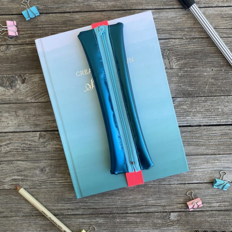 Upcycling Lesezeichen Stifthalter, Mäppchen für Notizbuch, petrol metallic mit Gummiband, wasserabweisend, aus ehemaligen Wasserbett