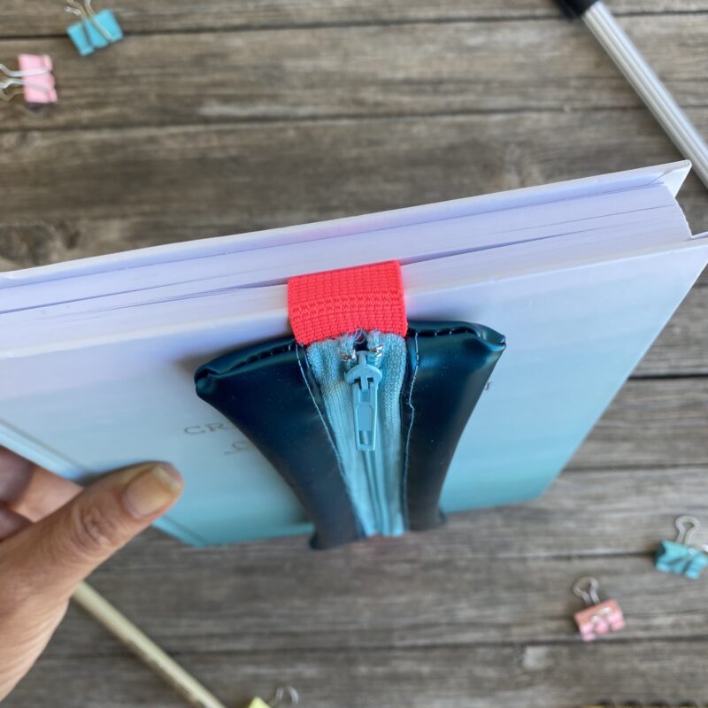 aUpcycling Lesezeichen Stifthalter, Mäppchen für Notizbuch, petrol metallic mit Gummiband, wasserabweisend, aus ehemaligen Wasserbett