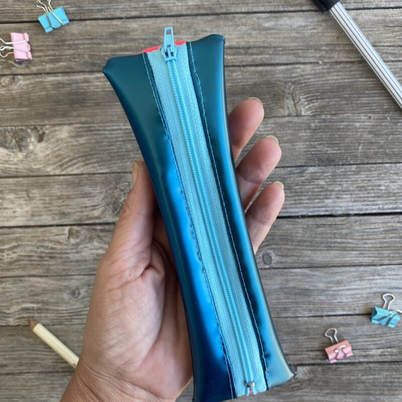Upcycling Lesezeichen Stifthalter, Mäppchen für Notizbuch, petrol metallic mit Gummiband, wasserabweisend, aus ehemaligen Wasserbett