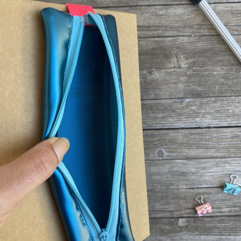 Upcycling Lesezeichen Stifthalter, Mäppchen für Notizbuch, petrol metallic mit Gummiband, wasserabweisend, aus ehemaligen Wasserbett