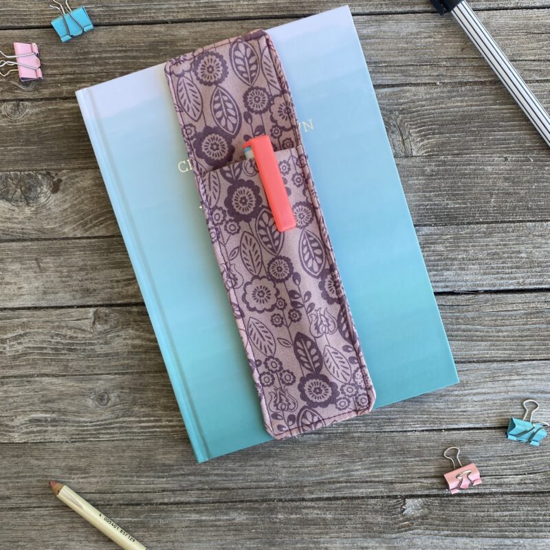 Lesezeichen Stifthalter, Mäppchen für Notizbuch, mit Gummiband, Boho lila mit Blättern