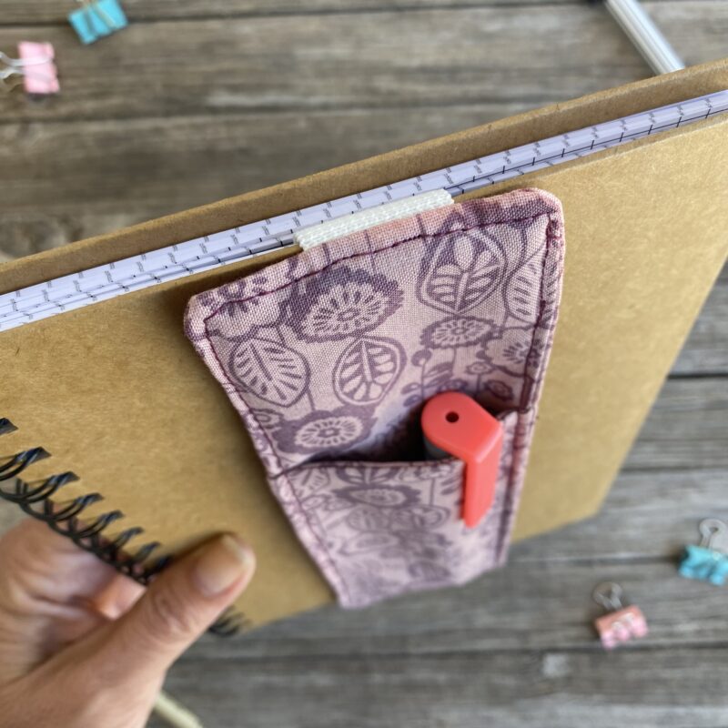 Lesezeichen Stifthalter, Mäppchen für Notizbuch, mit Gummiband, Boho lila mit Blättern