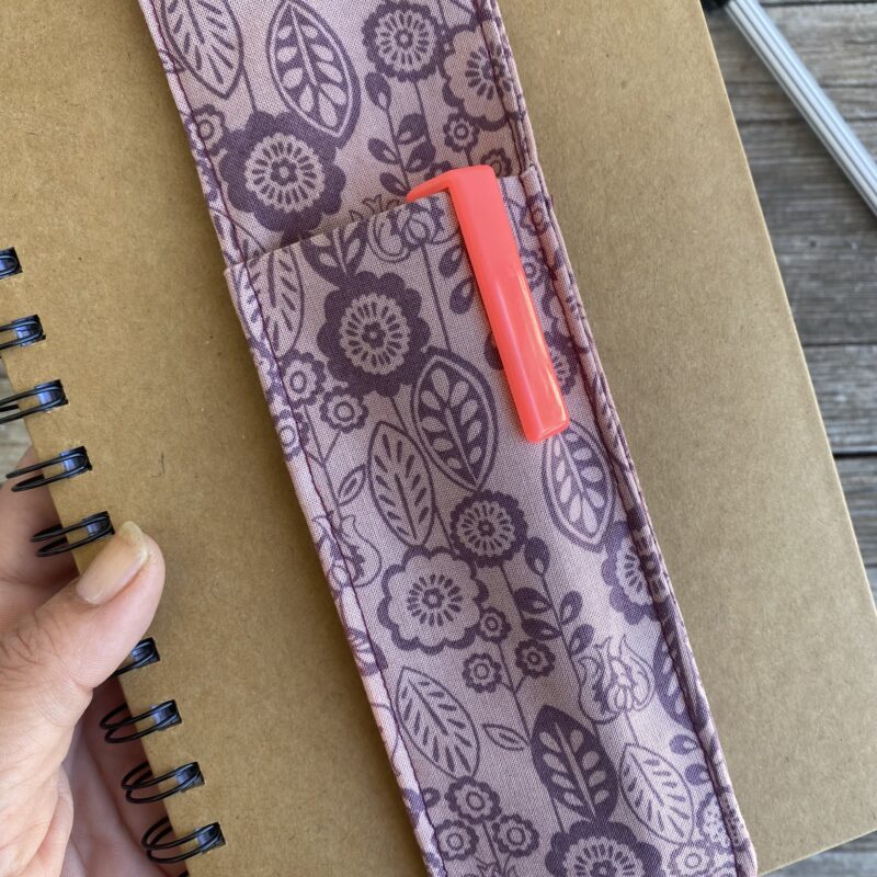 Lesezeichen Stifthalter, Mäppchen für Notizbuch, mit Gummiband, Boho lila mit Blättern
