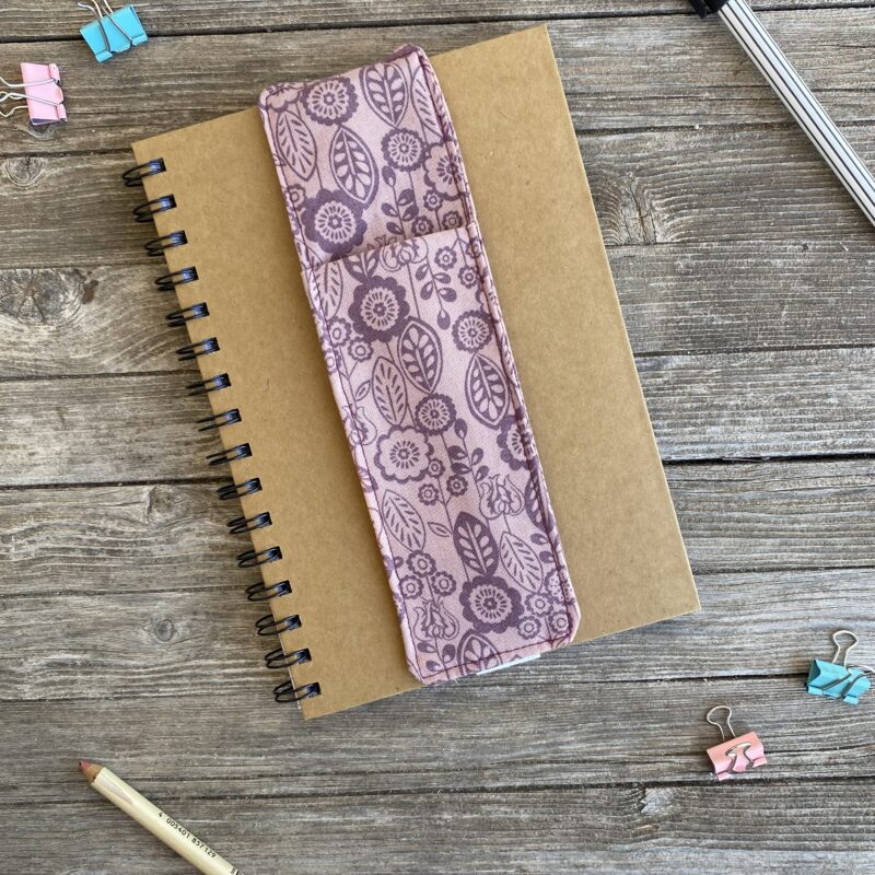 Lesezeichen Stifthalter, Mäppchen für Notizbuch, mit Gummiband, Boho lila mit Blättern