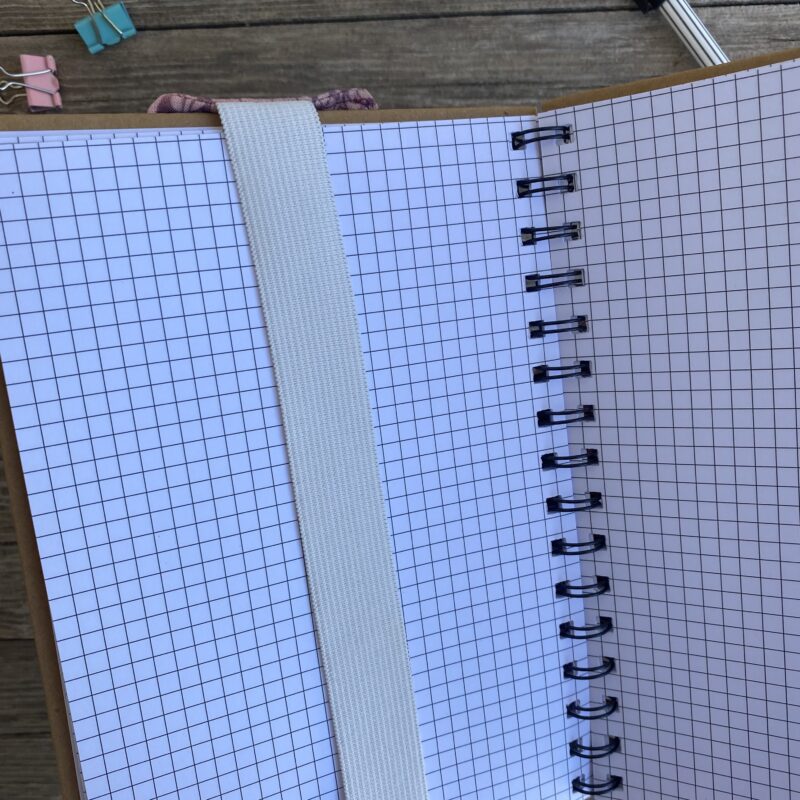 Lesezeichen Stifthalter, Mäppchen für Notizbuch, mit Gummiband, Boho lila mit Blättern