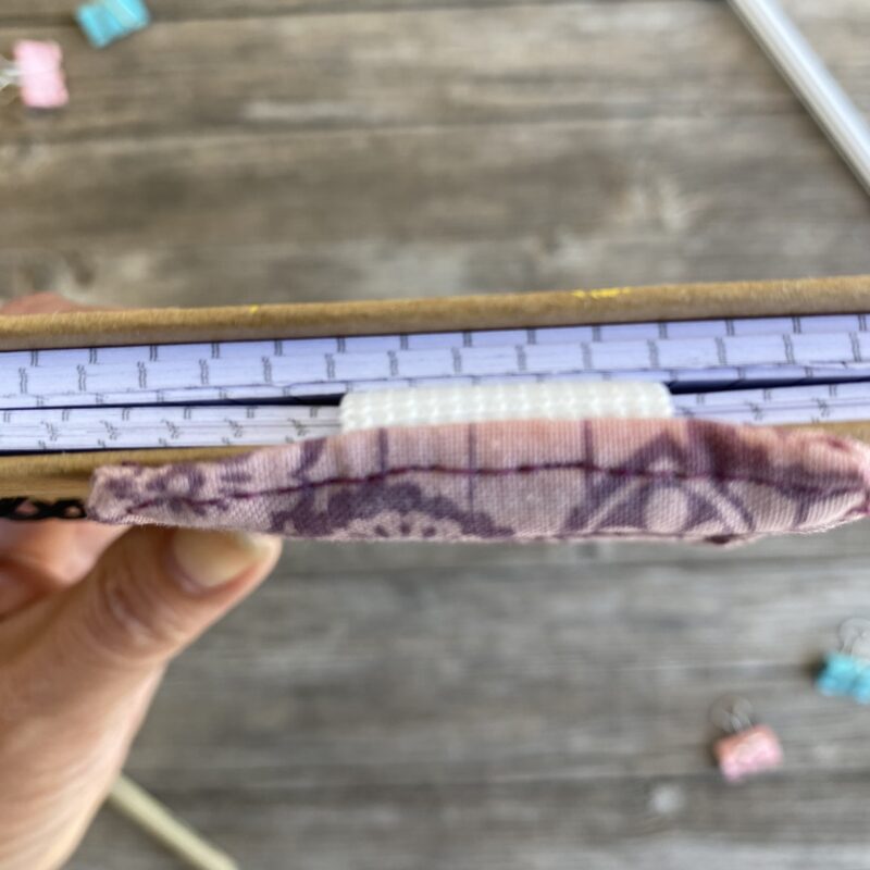 Lesezeichen Stifthalter, Mäppchen für Notizbuch, mit Gummiband, Boho lila mit Blättern