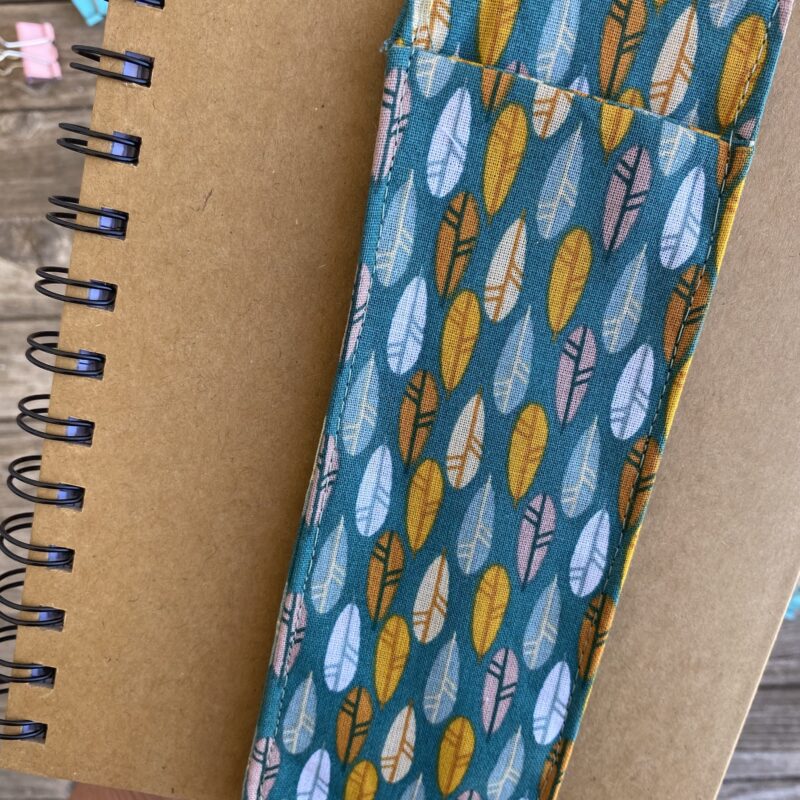 Lesezeichen Stifthalter, Mäppchen für Notizbuch, mit Gummiband, grün mit Surfbrettern