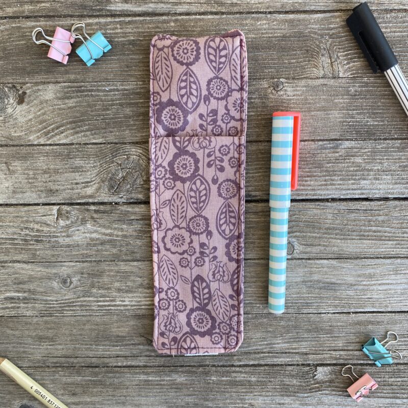 Lesezeichen Stifthalter, Mäppchen für Notizbuch, mit Gummiband, Boho lila mit Blättern