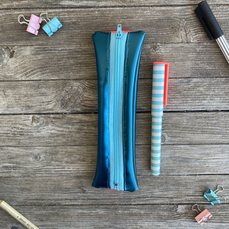 Upcycling Lesezeichen Stifthalter, Mäppchen für Notizbuch, petrol metallic mit Gummiband, wasserabweisend, aus ehemaligen Wasserbett