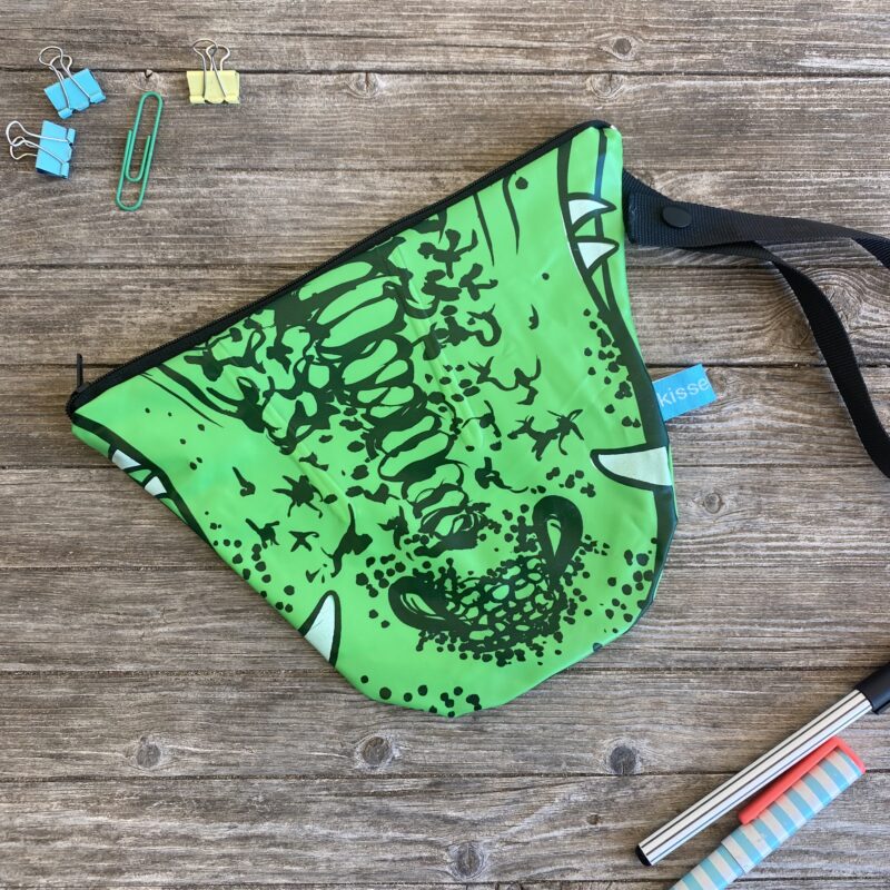Upcycling Mäppchen Krokodil aus ehemaligen Schwimmtier, mit Reissverschluss, wasserabweisend