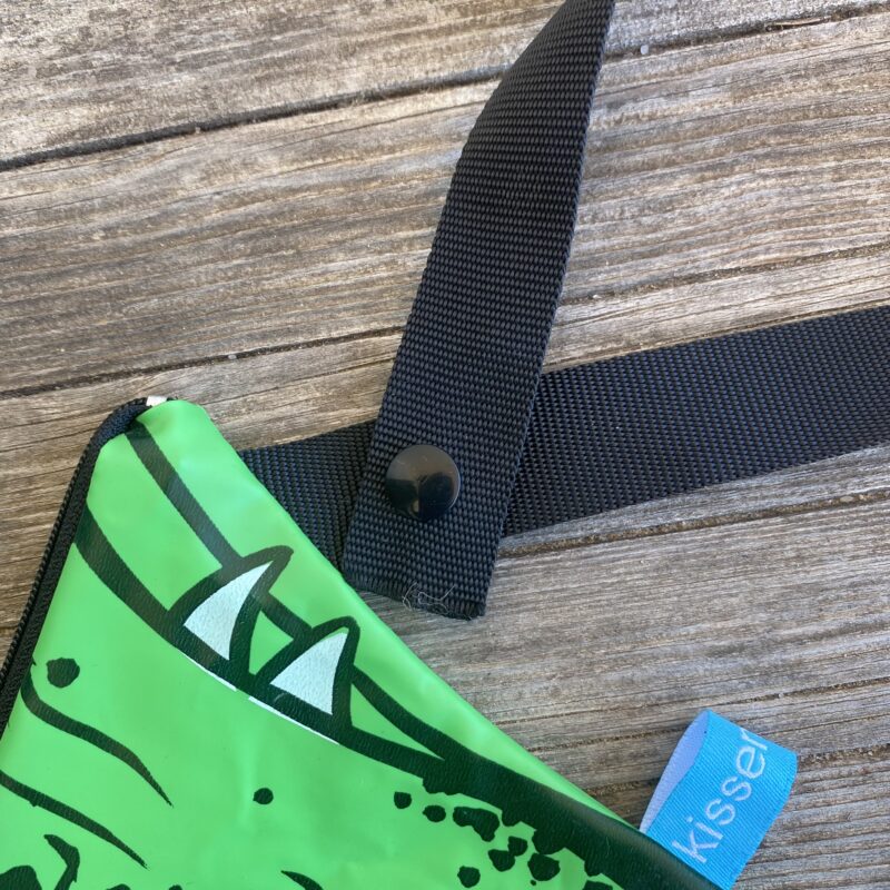 Upcycling Mäppchen Krokodil aus ehemaligen Schwimmtier, mit Reissverschluss, Detail Gurtband zum Aufhängen mit schwarzem Knopf