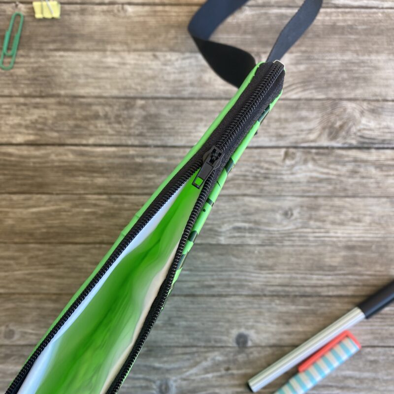 Upcycling Mäppchen Krokodil aus ehemaligen Schwimmtier, Detail Reissverschluss