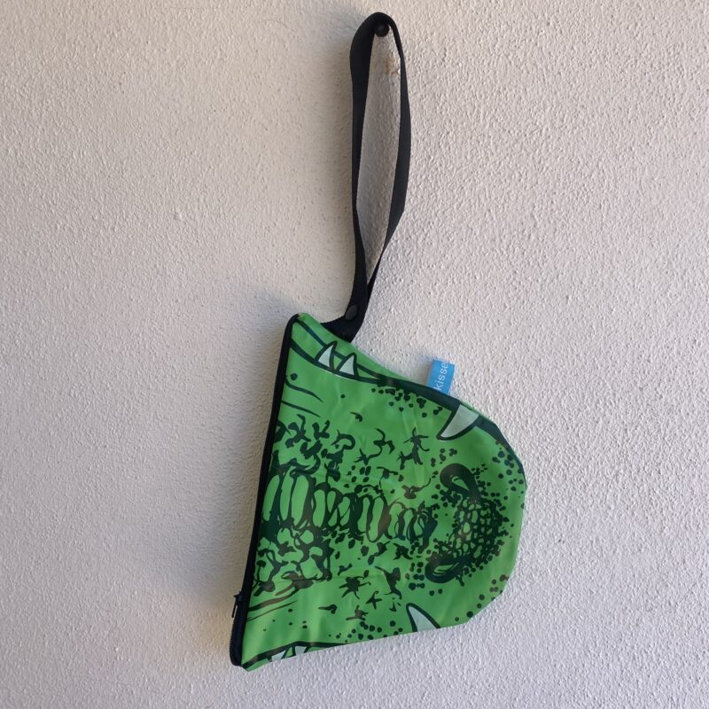 Upcycling Mäppchen Krokodil aus ehemaligen Schwimmtier, mit Reissverschluss, hängend an Gurtband