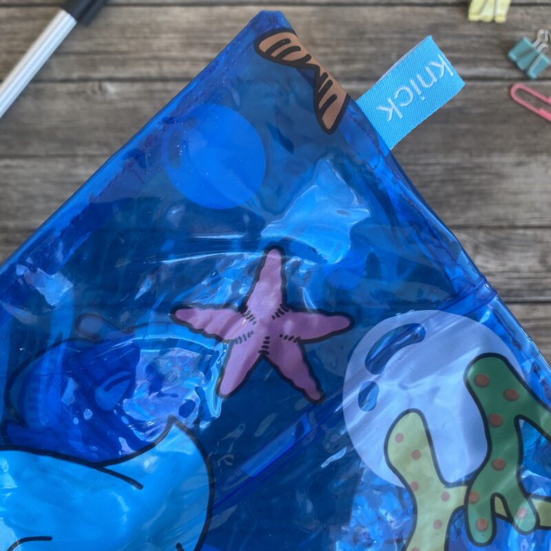 durchsichtiges Upcycling Mäppchen aus Schwimmreifen mit Fischen, Reissverschluss, wasserabweisend