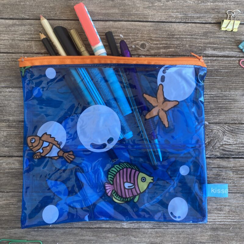 durchsichtiges Upcycling Mäppchen aus Schwimmreifen mit Fischen, Reissverschluss, wasserabweisend