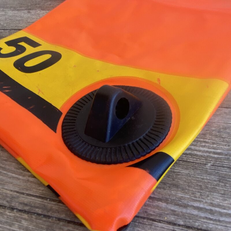 Upcycling Mäppchen aus Schlauchboot mit Aufhängung, Reissverschluss, wasserabweisend , Detail Seildurchführung