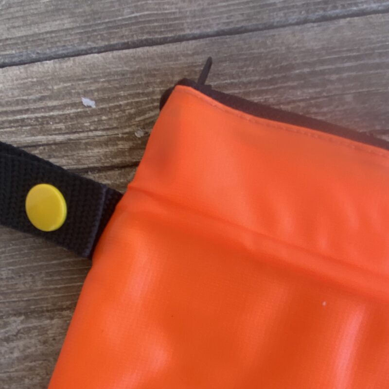 Upcycling Mäppchen aus Schlauchboot mit Aufhängung, Reissverschluss, wasserabweisend , Detail Knopf gelb von Aufhängung