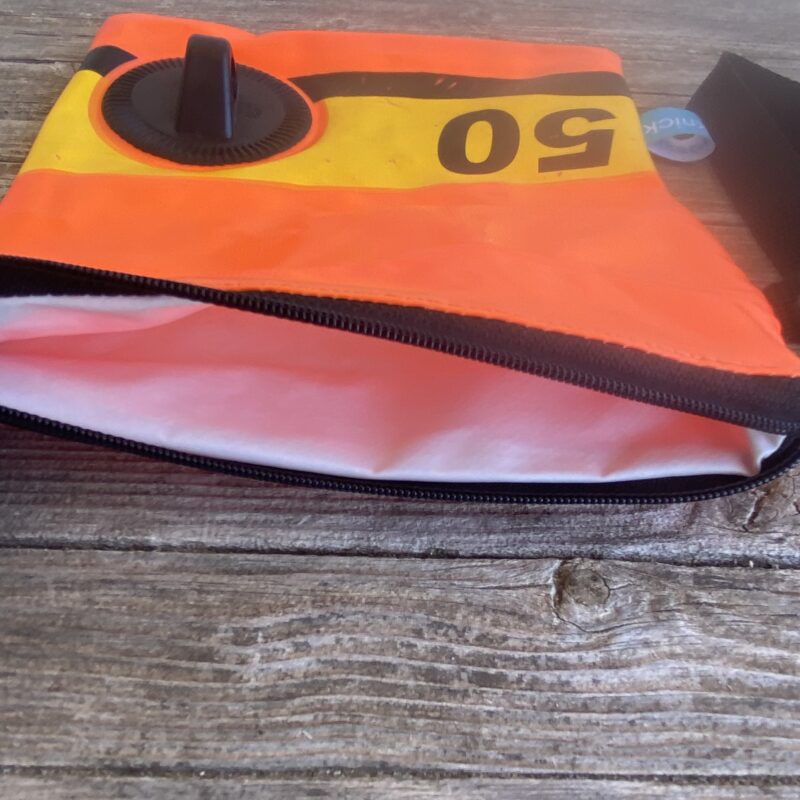 Upcycling Mäppchen aus Schlauchboot mit Aufhängung, Reissverschluss, wasserabweisend , geöffnet, innen weiß