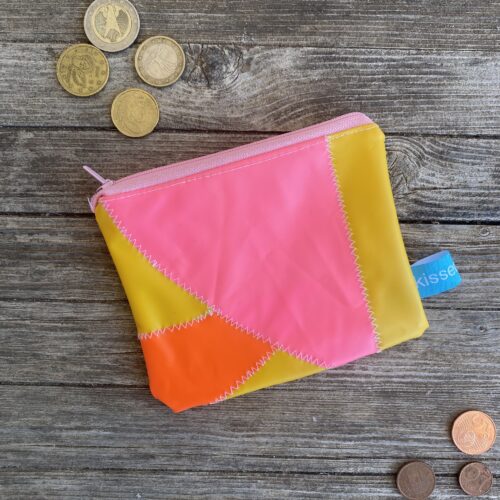 Upcycling Mini Täschchen, Geldbeutel Patchwork aus aufblasbaren Schwimmtieren mit Reissverschluss, wasserabweisend, Patchwork von vorne