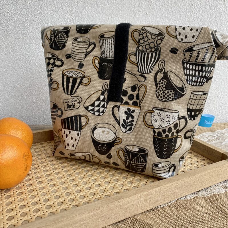 Lunchbag Größe L mit Kaffeetassen in beige, Schwarz/ weiß, von zusammengerollt und verschlossen, Rückseite